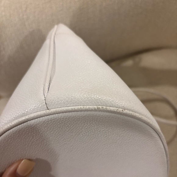Authentic CHANEL white caviar leather bucket bag with pouch 24k gold - Picture 13 of 15